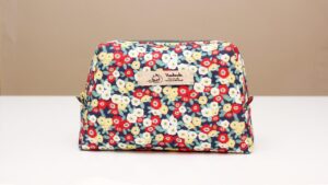 Read more about the article DIY Trapezoid Makeup Bag