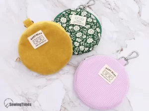Read more about the article Scrap Fabric Christmas Gift DIY — Clip-on Round Zipper Pouch